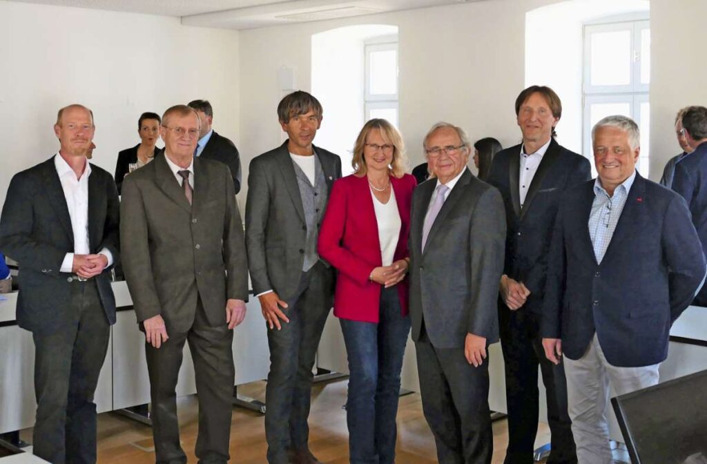 Festakt für den Begräbnisverein (von links): Pfarrer Matthias Öffner, Vorsitzender Karl Lothes, Bürgermeister Wolfgang Nierhoff, Pfarrgemeinderatsvorsitzende Regina Schrembs, stellvertretender Vorsitzender Reinhard Chwalka, Geschäftsführer Roland Bauer und Revisor Michael Hochgesang, der die Chronik verfasste. Foto: /Rosi Thiem